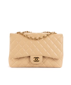 Chanel Bolsas Classic Flap Jumbo Bolso bandolera en Beige Piel de becerro y Oro hardware. El producto esta en Excelentes Condiciones (A).
  Dimensiones: 30x20x9 cm 
  Accesorios incluidos: Sticker; Card
  
  BrandCo Paris encuentra artículos raros y en las mejores condiciones a precios increíbles. ¡Vale la pena tener paciencia! Compra con confianza: todos los artículos de BrandCo Paris son seleccionados y autenticados cuidadosamente por nuestro equipo de expertos.
  Todos los artículos vienen con un certificado de autenticidad y un embalaje entregado por BrandCo Paris.
  Tabla de clasificación de la condición del artículo
  N (como nuevo)
  AA (perfecto estado)
  A (excelente estado)
  AB (muy buen estado)
  B (bueno/regular)