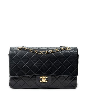 Chanel Tassen Classic Double Flap 26 Schoudertas in de Zwart Kalfsleer in de Goud  hardware. Het product is in In Uitstekende Staat (A).
  Afmetingen: 25.5x16x7.5 cm 
  Inclusief accessoires: Sticker
  Opmerkingen over de buitenkant: Lichte krassen op de buitenkant van de carrosserie
Opmerkingen over de binnenkant: Lichte krassen op voering
Opmerkingen over de hardware: Licht verkleurd
  BrandCo Paris vindt zeldzame artikelen in de beste staat voor ongelooflijke prijzen. Het is de moeite waard om geduldig te zijn! Koop met vertrouwen: alle artikelen van BrandCo Paris worden zorgvuldig geselecteerd en geverifieerd door ons team van experts.

  Alle artikelen worden geleverd met een certificaat van echtheid en verpakt door BrandCo Paris.

  Classificatietabel voor de conditie van het artikel:

  N (als nieuw)
  AA (perfecte staat)
  A (uitstekende staat)
  AB (zeer goede staat)
  B (goede/redelijke staat)