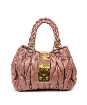Miu Miu Taschen Bauletto Aperto  Umhängetasche und Rosa Kalbsleder und Gold hardware. Das Produkt ist auf in ausgezeichnetem Zustand (A).
  Abmessungen: 29x20x14 cm 
  Zubehör inklusive: Strap; Key in Clochette
  Äußere Hinweise: Leichte Schrammen an den Ecken
Hardware-Hinweise: Leichte Kratzer
Hinweise zu Riemen/Griff: Leicht verfärbt, Leicht abgenutzt
  BrandCo Paris hat seltene Artikel und die besten Konditionen zu unglaublichen Preisen vorgestellt. Geduld lohnt sich! Kaufen Sie mit Vertrauen: Alle Artikel von BrandCo Paris sind von unserem Expertenteam ausgewählt und authentisch.
  Alle Artikel enthalten ein Echtheitszertifikat und wurden von BrandCo Paris übernommen.
  Tabelle zur Klassifizierung des Artikelzustands
  N (wie neu)
  AA (perfekter Zustand)
  A (ausgezeichneter Zustand)
  AB (sehr guter Zustand)
  B (gut/mittelmäßig)
