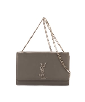 Yves Saint Laurent Bolsas Tassel Kate Medium Bolso bandolera en Gris Piel de becerro y Plata hardware. El producto esta en Perfectas Condiciones (AA).
  Dimensiones: 23.5x15x5 cm 
  Accesorios incluidos: Dustbag
  
  BrandCo Paris encuentra artículos raros y en las mejores condiciones a precios increíbles. ¡Vale la pena tener paciencia! Compra con confianza: todos los artículos de BrandCo Paris son seleccionados y autenticados cuidadosamente por nuestro equipo de expertos.
  Todos los artículos vienen con un certificado de autenticidad y un embalaje entregado por BrandCo Paris.
  Tabla de clasificación de la condición del artículo
  N (como nuevo)
  AA (perfecto estado)
  A (excelente estado)
  AB (muy buen estado)
  B (bueno/regular)