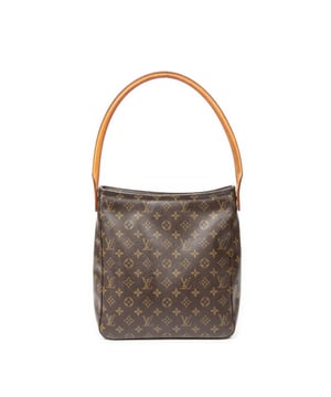 Louis Vuitton Tassen Looping GM Schoudertas in de Bruin Gecoat canvas in de Gouden Messing  hardware. Het product is in In Zeer Goede Staat (AB).
  Afmetingen: 28x32x11 cm 
  Inclusief accessoires: None
  Opmerkingen over de binnenkant: Kleine stiften, Licht versleten voering
Opmerkingen over de band/het handvat: Verdonkerd, Lichte krassen
  BrandCo Paris vindt zeldzame artikelen in de beste staat voor ongelooflijke prijzen. Het is de moeite waard om geduldig te zijn! Koop met vertrouwen: alle artikelen van BrandCo Paris worden zorgvuldig geselecteerd en geverifieerd door ons team van experts.

  Alle artikelen worden geleverd met een certificaat van echtheid en verpakt door BrandCo Paris.

  Classificatietabel voor de conditie van het artikel:

  N (als nieuw)
  AA (perfecte staat)
  A (uitstekende staat)
  AB (zeer goede staat)
  B (goede/redelijke staat)
