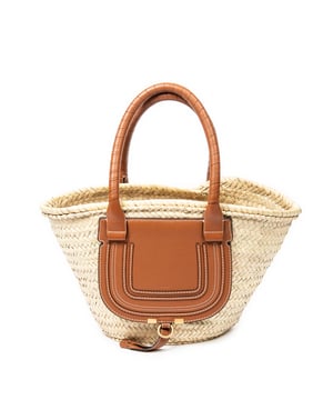 Chloé Tassen Medium Marcie Basket  Schoudertas in de Beige/Bruin Doek in de Goud  hardware. Het product is in In Uitstekende Staat (A).
  Afmetingen: 21x26x17 cm 
  Inclusief accessoires: None
  
  BrandCo Paris vindt zeldzame artikelen in de beste staat voor ongelooflijke prijzen. Het is de moeite waard om geduldig te zijn! Koop met vertrouwen: alle artikelen van BrandCo Paris worden zorgvuldig geselecteerd en geverifieerd door ons team van experts.

  Alle artikelen worden geleverd met een certificaat van echtheid en verpakt door BrandCo Paris.

  Classificatietabel voor de conditie van het artikel:

  N (als nieuw)
  AA (perfecte staat)
  A (uitstekende staat)
  AB (zeer goede staat)
  B (goede/redelijke staat)