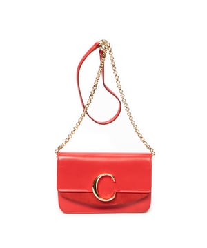 Chloé Tassen C Chain Clutch  Schoudertas in de Rood Kalfsleer in de Goud  hardware. Het product is in In Uitstekende Staat (A).
  Afmetingen: 21x14x5 cm 
  Inclusief accessoires: None
  Opmerkingen over de buitenkant: Licht versleten suède leer
  BrandCo Paris vindt zeldzame artikelen in de beste staat voor ongelooflijke prijzen. Het is de moeite waard om geduldig te zijn! Koop met vertrouwen: alle artikelen van BrandCo Paris worden zorgvuldig geselecteerd en geverifieerd door ons team van experts.

  Alle artikelen worden geleverd met een certificaat van echtheid en verpakt door BrandCo Paris.

  Classificatietabel voor de conditie van het artikel:

  N (als nieuw)
  AA (perfecte staat)
  A (uitstekende staat)
  AB (zeer goede staat)
  B (goede/redelijke staat)