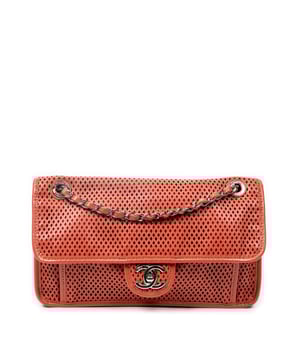 Chanel Tassen French Riviera Flap Bag  Schoudertas in de Rood Kalfsleer in de Zilver  hardware. Het product is in In Uitstekende Staat (A).
  Afmetingen: 28.5x20x5 cm 
  Inclusief accessoires: Sticker
  Opmerkingen over de buitenkant: Lichte slijtage op de hoeken
  BrandCo Paris vindt zeldzame artikelen in de beste staat voor ongelooflijke prijzen. Het is de moeite waard om geduldig te zijn! Koop met vertrouwen: alle artikelen van BrandCo Paris worden zorgvuldig geselecteerd en geverifieerd door ons team van experts.

  Alle artikelen worden geleverd met een certificaat van echtheid en verpakt door BrandCo Paris.

  Classificatietabel voor de conditie van het artikel:

  N (als nieuw)
  AA (perfecte staat)
  A (uitstekende staat)
  AB (zeer goede staat)
  B (goede/redelijke staat)
