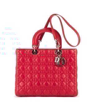 Dior Bolsas Large Lady Dior Zip Large Bolso bandolera en Rojo Piel de becerro y Plata hardware. El producto esta en Perfectas Condiciones (AA).
  Dimensiones: 32x26x12 cm 
  Accesorios incluidos: Removable Strap
  
  BrandCo Paris encuentra artículos raros y en las mejores condiciones a precios increíbles. ¡Vale la pena tener paciencia! Compra con confianza: todos los artículos de BrandCo Paris son seleccionados y autenticados cuidadosamente por nuestro equipo de expertos.
  Todos los artículos vienen con un certificado de autenticidad y un embalaje entregado por BrandCo Paris.
  Tabla de clasificación de la condición del artículo
  N (como nuevo)
  AA (perfecto estado)
  A (excelente estado)
  AB (muy buen estado)
  B (bueno/regular)
