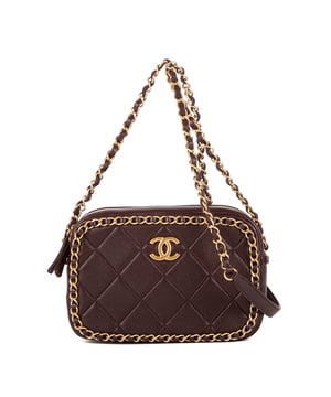 Chanel Tassen Camera Small Schoudertas in de Bourgondië Kalfsleer in de Goud  hardware. Het product is in In Perfecte Staat (AA).
  Afmetingen: 21x14x6.5 cm 
  Inclusief accessoires: Dustbag; Box;Book
  
  BrandCo Paris vindt zeldzame artikelen in de beste staat voor ongelooflijke prijzen. Het is de moeite waard om geduldig te zijn! Koop met vertrouwen: alle artikelen van BrandCo Paris worden zorgvuldig geselecteerd en geverifieerd door ons team van experts.

  Alle artikelen worden geleverd met een certificaat van echtheid en verpakt door BrandCo Paris.

  Classificatietabel voor de conditie van het artikel:

  N (als nieuw)
  AA (perfecte staat)
  A (uitstekende staat)
  AB (zeer goede staat)
  B (goede/redelijke staat)