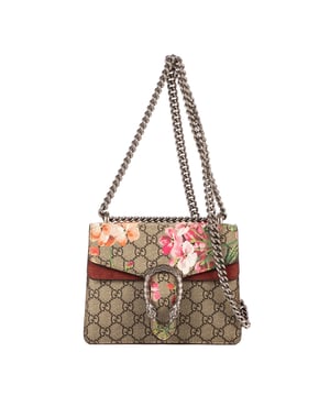 Gucci Bolsas Blooms Dionysus Small Bolso bandolera en Beige/Rosa Lona recubierta y Plata hardware. El producto esta en Excelentes Condiciones (A).
  Dimensiones: 20x15.5x5 cm 
  Accesorios incluidos: Dustbag
  Notas de Exterior: Marcas ponibles
Notas de Hardware: Arañazos
  BrandCo Paris encuentra artículos raros y en las mejores condiciones a precios increíbles. ¡Vale la pena tener paciencia! Compra con confianza: todos los artículos de BrandCo Paris son seleccionados y autenticados cuidadosamente por nuestro equipo de expertos.
  Todos los artículos vienen con un certificado de autenticidad y un embalaje entregado por BrandCo Paris.
  Tabla de clasificación de la condición del artículo
  N (como nuevo)
  AA (perfecto estado)
  A (excelente estado)
  AB (muy buen estado)
  B (bueno/regular)