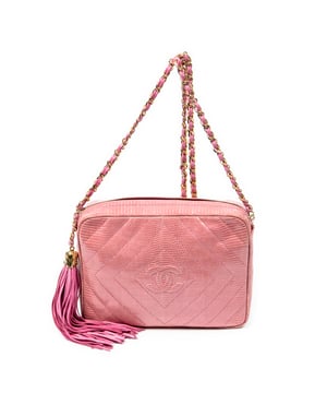 Chanel Bolsas Exceptional Rare Vintage Diamond Lizard Tassel Camera Bag  Bolso bandolera en Rosa Piel de becerro y Oro hardware. El producto esta en Excelentes Condiciones (A).
  Dimensiones: 23x17x6 cm 
  Accesorios incluidos: sticker; card
  
  BrandCo Paris encuentra artículos raros y en las mejores condiciones a precios increíbles. ¡Vale la pena tener paciencia! Compra con confianza: todos los artículos de BrandCo Paris son seleccionados y autenticados cuidadosamente por nuestro equipo de expertos.
  Todos los artículos vienen con un certificado de autenticidad y un embalaje entregado por BrandCo Paris.
  Tabla de clasificación de la condición del artículo
  N (como nuevo)
  AA (perfecto estado)
  A (excelente estado)
  AB (muy buen estado)
  B (bueno/regular)