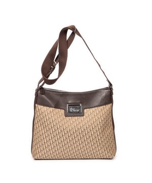 Dior Tassen Street Chic Messenger  Schoudertas in de Beige/Bruin Doek in de Zilver  hardware. Het product is in In Uitstekende Staat (A).
  Afmetingen: 33x28x10 cm 
  Inclusief accessoires: Card
  Opmerkingen over de buitenkant: Lichte slijtage op bruin leer
  BrandCo Paris vindt zeldzame artikelen in de beste staat voor ongelooflijke prijzen. Het is de moeite waard om geduldig te zijn! Koop met vertrouwen: alle artikelen van BrandCo Paris worden zorgvuldig geselecteerd en geverifieerd door ons team van experts.

  Alle artikelen worden geleverd met een certificaat van echtheid en verpakt door BrandCo Paris.

  Classificatietabel voor de conditie van het artikel:

  N (als nieuw)
  AA (perfecte staat)
  A (uitstekende staat)
  AB (zeer goede staat)
  B (goede/redelijke staat)