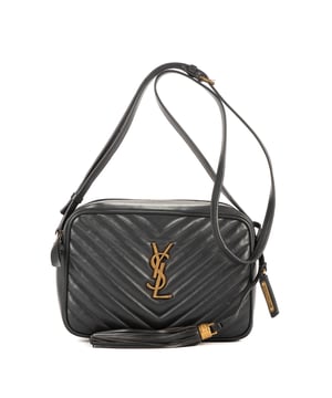 Yves Saint Laurent Bolsas Lou Camera  Bolso bandolera en Gris oscuro Piel de becerro y Oro hardware. El producto esta en Excelentes Condiciones (A).
  Dimensiones: 22x17x6 cm 
  Accesorios incluidos: Tassel
  Notas de Hardware: Decolorado y arañazos
  BrandCo Paris encuentra artículos raros y en las mejores condiciones a precios increíbles. ¡Vale la pena tener paciencia! Compra con confianza: todos los artículos de BrandCo Paris son seleccionados y autenticados cuidadosamente por nuestro equipo de expertos.
  Todos los artículos vienen con un certificado de autenticidad y un embalaje entregado por BrandCo Paris.
  Tabla de clasificación de la condición del artículo
  N (como nuevo)
  AA (perfecto estado)
  A (excelente estado)
  AB (muy buen estado)
  B (bueno/regular)
