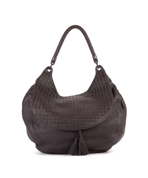 Bottega Veneta Taschen Maxi Flap Hobo  Umhängetasche und Anthropologie Lila Kalbsleder und Silber hardware. Das Produkt ist auf in einwandfreiem Zustand (AA).
  Abmessungen: 43x34x11 cm 
  Zubehör inklusive: Dustbag
  
  BrandCo Paris hat seltene Artikel und die besten Konditionen zu unglaublichen Preisen vorgestellt. Geduld lohnt sich! Kaufen Sie mit Vertrauen: Alle Artikel von BrandCo Paris sind von unserem Expertenteam ausgewählt und authentisch.
  Alle Artikel enthalten ein Echtheitszertifikat und wurden von BrandCo Paris übernommen.
  Tabelle zur Klassifizierung des Artikelzustands
  N (wie neu)
  AA (perfekter Zustand)
  A (ausgezeichneter Zustand)
  AB (sehr guter Zustand)
  B (gut/mittelmäßig)
