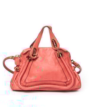 Chloé Bolsas Medium Paraty  Bolso bandolera en Rosa Piel de becerro y Oro hardware. El producto esta en Excelentes Condiciones (A).
  Dimensiones: 38x23x15 cm 
  Accesorios incluidos: Card; Dustbag
  Notas de Interior: Ligeras marcas de suciedad
  BrandCo Paris encuentra artículos raros y en las mejores condiciones a precios increíbles. ¡Vale la pena tener paciencia! Compra con confianza: todos los artículos de BrandCo Paris son seleccionados y autenticados cuidadosamente por nuestro equipo de expertos.
  Todos los artículos vienen con un certificado de autenticidad y un embalaje entregado por BrandCo Paris.
  Tabla de clasificación de la condición del artículo
  N (como nuevo)
  AA (perfecto estado)
  A (excelente estado)
  AB (muy buen estado)
  B (bueno/regular)