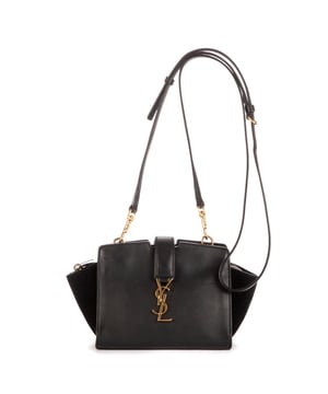 Yves Saint Laurent Bolsas Toy Cabas  Bolso bandolera en Negro Piel de becerro y Oro hardware. El producto esta en Perfectas Condiciones (AA).
  Dimensiones: 21x12.5x9 cm 
  Accesorios incluidos: Strap; Dustbag; Box
  
  BrandCo Paris encuentra artículos raros y en las mejores condiciones a precios increíbles. ¡Vale la pena tener paciencia! Compra con confianza: todos los artículos de BrandCo Paris son seleccionados y autenticados cuidadosamente por nuestro equipo de expertos.
  Todos los artículos vienen con un certificado de autenticidad y un embalaje entregado por BrandCo Paris.
  Tabla de clasificación de la condición del artículo
  N (como nuevo)
  AA (perfecto estado)
  A (excelente estado)
  AB (muy buen estado)
  B (bueno/regular)