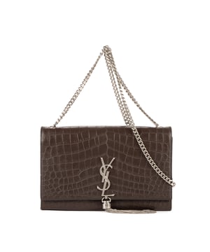 Yves Saint Laurent Bolsas Kate Tassel Medium Bolso bandolera en Marrón Piel de becerro y Plata hardware. El producto esta en Perfectas Condiciones (AA).
  Dimensiones: 25x15.5x5.5 cm 
  Accesorios incluidos: None
  
  BrandCo Paris encuentra artículos raros y en las mejores condiciones a precios increíbles. ¡Vale la pena tener paciencia! Compra con confianza: todos los artículos de BrandCo Paris son seleccionados y autenticados cuidadosamente por nuestro equipo de expertos.
  Todos los artículos vienen con un certificado de autenticidad y un embalaje entregado por BrandCo Paris.
  Tabla de clasificación de la condición del artículo
  N (como nuevo)
  AA (perfecto estado)
  A (excelente estado)
  AB (muy buen estado)
  B (bueno/regular)