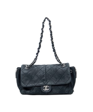 Chanel Bolsas CC Ultimate Stitch Side Zip Flap  Bolso bandolera en Negro Piel de becerro y Plata hardware. El producto esta en Muy Buenas Condiciones (AB).
  Dimensiones: 33.5x21.5x14 cm 
  Accesorios incluidos: Sticker; Card; Dustbag
  
  BrandCo Paris encuentra artículos raros y en las mejores condiciones a precios increíbles. ¡Vale la pena tener paciencia! Compra con confianza: todos los artículos de BrandCo Paris son seleccionados y autenticados cuidadosamente por nuestro equipo de expertos.
  Todos los artículos vienen con un certificado de autenticidad y un embalaje entregado por BrandCo Paris.
  Tabla de clasificación de la condición del artículo
  N (como nuevo)
  AA (perfecto estado)
  A (excelente estado)
  AB (muy buen estado)
  B (bueno/regular)