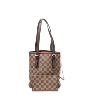 Louis Vuitton Tassen Marais  Schoudertas in de Bruin Gecoat canvas in de Gouden Messing  hardware. Het product is in In Uitstekende Staat (A).
  Afmetingen: 23x24x16 cm 
  Inclusief accessoires: Pouch
  Opmerkingen over de binnenkant: Lichte vlekken
Opmerkingen over de hardware: Enigszins aangetast
  BrandCo Paris vindt zeldzame artikelen in de beste staat voor ongelooflijke prijzen. Het is de moeite waard om geduldig te zijn! Koop met vertrouwen: alle artikelen van BrandCo Paris worden zorgvuldig geselecteerd en geverifieerd door ons team van experts.

  Alle artikelen worden geleverd met een certificaat van echtheid en verpakt door BrandCo Paris.

  Classificatietabel voor de conditie van het artikel:

  N (als nieuw)
  AA (perfecte staat)
  A (uitstekende staat)
  AB (zeer goede staat)
  B (goede/redelijke staat)