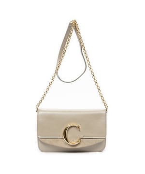 Chloé Tassen C Chain Clutch  Schoudertas in de Taupe Kalfsleer in de Goud  hardware. Het product is in In Zeer Goede Staat (AB).
  Afmetingen: 21x14x5 cm 
  Inclusief accessoires: None
  Opmerkingen over de buitenkant: Versleten suède leer, krassen en vuilvlekken op flapleer
Opmerkingen over de band/het handvat: Versleten band leer
  BrandCo Paris vindt zeldzame artikelen in de beste staat voor ongelooflijke prijzen. Het is de moeite waard om geduldig te zijn! Koop met vertrouwen: alle artikelen van BrandCo Paris worden zorgvuldig geselecteerd en geverifieerd door ons team van experts.

  Alle artikelen worden geleverd met een certificaat van echtheid en verpakt door BrandCo Paris.

  Classificatietabel voor de conditie van het artikel:

  N (als nieuw)
  AA (perfecte staat)
  A (uitstekende staat)
  AB (zeer goede staat)
  B (goede/redelijke staat)