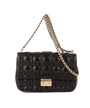 Dior Tassen Miss Dior Medium Schoudertas in de Zwart Kalfsleer in de Goud  hardware. Het product is in In Perfecte Staat (AA).
  Afmetingen: 26x16x7 cm 
  Inclusief accessoires: Removable Mini Pouchette; Key; booklet; Dustbag;
  Opmerkingen over de buitenkant: Stoffige zak
Opmerkingen over de binnenkant: Bruine vlek in de hoek van de zak
Opmerkingen over de hardware: Krassen
  BrandCo Paris vindt zeldzame artikelen in de beste staat voor ongelooflijke prijzen. Het is de moeite waard om geduldig te zijn! Koop met vertrouwen: alle artikelen van BrandCo Paris worden zorgvuldig geselecteerd en geverifieerd door ons team van experts.

  Alle artikelen worden geleverd met een certificaat van echtheid en verpakt door BrandCo Paris.

  Classificatietabel voor de conditie van het artikel:

  N (als nieuw)
  AA (perfecte staat)
  A (uitstekende staat)
  AB (zeer goede staat)
  B (goede/redelijke staat)