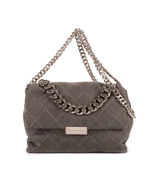 Stella McCartney Bolsas Beckett Flap  Bolso bandolera en Gris Piel de becerro y Plata hardware. El producto esta en Excelentes Condiciones (A).
  Dimensiones: 23x20x11 cm 
  Accesorios incluidos: Dustbag
  Notas de Exterior: Claro descolorido
Notas de Interior: Claro descolorido
  BrandCo Paris encuentra artículos raros y en las mejores condiciones a precios increíbles. ¡Vale la pena tener paciencia! Compra con confianza: todos los artículos de BrandCo Paris son seleccionados y autenticados cuidadosamente por nuestro equipo de expertos.
  Todos los artículos vienen con un certificado de autenticidad y un embalaje entregado por BrandCo Paris.
  Tabla de clasificación de la condición del artículo
  N (como nuevo)
  AA (perfecto estado)
  A (excelente estado)
  AB (muy buen estado)
  B (bueno/regular)