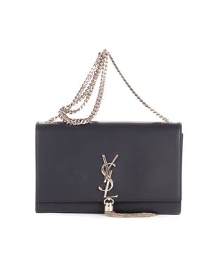 Yves Saint Laurent Bolsas Kate Tassel Crossbody  Bolso bandolera en Azul marino Piel de becerro y Plata hardware. El producto esta en Perfectas Condiciones (AA).
  Dimensiones: 24x15x5 cm 
  Accesorios incluidos: None
  
  BrandCo Paris encuentra artículos raros y en las mejores condiciones a precios increíbles. ¡Vale la pena tener paciencia! Compra con confianza: todos los artículos de BrandCo Paris son seleccionados y autenticados cuidadosamente por nuestro equipo de expertos.
  Todos los artículos vienen con un certificado de autenticidad y un embalaje entregado por BrandCo Paris.
  Tabla de clasificación de la condición del artículo
  N (como nuevo)
  AA (perfecto estado)
  A (excelente estado)
  AB (muy buen estado)
  B (bueno/regular)