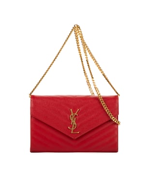 Yves Saint Laurent Bolsas Chain Wallet  Bolso bandolera en Rojo Piel de becerro y Oro hardware. El producto esta en Perfectas Condiciones (AA).
  Dimensiones: 22.5x13.5x3.5 cm 
  Accesorios incluidos: Strap
  Notas de Hardware: Arañazos
  BrandCo Paris encuentra artículos raros y en las mejores condiciones a precios increíbles. ¡Vale la pena tener paciencia! Compra con confianza: todos los artículos de BrandCo Paris son seleccionados y autenticados cuidadosamente por nuestro equipo de expertos.
  Todos los artículos vienen con un certificado de autenticidad y un embalaje entregado por BrandCo Paris.
  Tabla de clasificación de la condición del artículo
  N (como nuevo)
  AA (perfecto estado)
  A (excelente estado)
  AB (muy buen estado)
  B (bueno/regular)