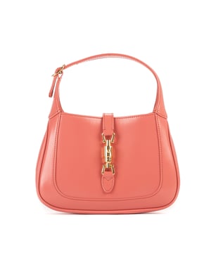 Gucci Tassen Mini Jackie 1961 Mini Schoudertas in de Roze Kalfsleer in de Goud  hardware. Het product is in In Perfecte Staat (AA).
  Afmetingen: 18.5x13x3 cm 
  Inclusief accessoires: Strap; Dustbag
  Opmerkingen over de buitenkant: Zwarte vlek achter hardware
  BrandCo Paris vindt zeldzame artikelen in de beste staat voor ongelooflijke prijzen. Het is de moeite waard om geduldig te zijn! Koop met vertrouwen: alle artikelen van BrandCo Paris worden zorgvuldig geselecteerd en geverifieerd door ons team van experts.

  Alle artikelen worden geleverd met een certificaat van echtheid en verpakt door BrandCo Paris.

  Classificatietabel voor de conditie van het artikel:

  N (als nieuw)
  AA (perfecte staat)
  A (uitstekende staat)
  AB (zeer goede staat)
  B (goede/redelijke staat)