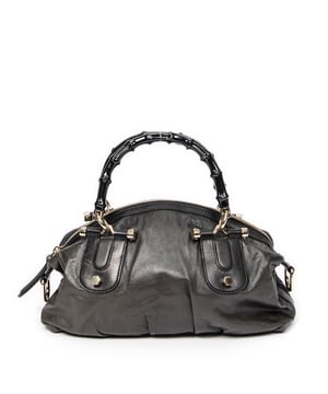 Gucci Tassen Pop Bamboo Top Handle  Schoudertas in de Donkergrijs/Zwart Kalfsleer in de Goud  hardware. Het product is in In Uitstekende Staat (A).
  Afmetingen: 31x15x10 cm 
  Inclusief accessoires: Dustbag; Strap
  Opmerkingen over de buitenkant: Lichte krassen op de buitenkant van de carrosserie
  BrandCo Paris vindt zeldzame artikelen in de beste staat voor ongelooflijke prijzen. Het is de moeite waard om geduldig te zijn! Koop met vertrouwen: alle artikelen van BrandCo Paris worden zorgvuldig geselecteerd en geverifieerd door ons team van experts.

  Alle artikelen worden geleverd met een certificaat van echtheid en verpakt door BrandCo Paris.

  Classificatietabel voor de conditie van het artikel:

  N (als nieuw)
  AA (perfecte staat)
  A (uitstekende staat)
  AB (zeer goede staat)
  B (goede/redelijke staat)