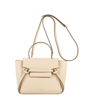 Celine Bolsas Mini Belt Bag Mini Bolso bandolera en Marfil Piel de becerro y Oro hardware. El producto esta en Perfectas Condiciones (AA).
  Dimensiones: 20x17x11 cm 
  Accesorios incluidos: Strap
  Notas de Exterior: Arrugas en la parte inferior
Notas de Hardware: Decolorado y arañazos
  BrandCo Paris encuentra artículos raros y en las mejores condiciones a precios increíbles. ¡Vale la pena tener paciencia! Compra con confianza: todos los artículos de BrandCo Paris son seleccionados y autenticados cuidadosamente por nuestro equipo de expertos.
  Todos los artículos vienen con un certificado de autenticidad y un embalaje entregado por BrandCo Paris.
  Tabla de clasificación de la condición del artículo
  N (como nuevo)
  AA (perfecto estado)
  A (excelente estado)
  AB (muy buen estado)
  B (bueno/regular)