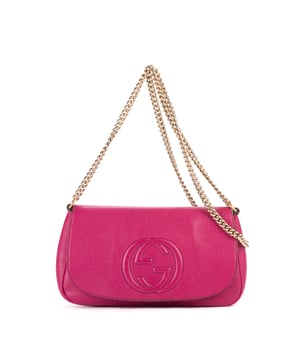 Gucci Bolsas Soho Chain Crossbody  Bolso bandolera en Rosa Piel de becerro y Oro hardware. El producto esta en Perfectas Condiciones (AA).
  Dimensiones: 26x16x5 cm 
  Accesorios incluidos: None
  Notas de Hardware: Descolorido
  BrandCo Paris encuentra artículos raros y en las mejores condiciones a precios increíbles. ¡Vale la pena tener paciencia! Compra con confianza: todos los artículos de BrandCo Paris son seleccionados y autenticados cuidadosamente por nuestro equipo de expertos.
  Todos los artículos vienen con un certificado de autenticidad y un embalaje entregado por BrandCo Paris.
  Tabla de clasificación de la condición del artículo
  N (como nuevo)
  AA (perfecto estado)
  A (excelente estado)
  AB (muy buen estado)
  B (bueno/regular)