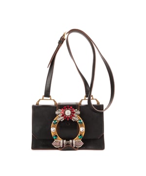 Miu Miu Bolsas Madras Lady Buckle Flap  Bolso bandolera en Negro Piel de becerro y Oro hardware. El producto esta en Excelentes Condiciones (A).
  Dimensiones: 22x13.5x7 cm 
  Accesorios incluidos: Dustbag; Booklet
  Notas de Exterior: El cuero
Notas de Interior: alrededor del agujero se ve Estirado y deformado
Notas de Hardware: Arañazos leves
  BrandCo Paris encuentra artículos raros y en las mejores condiciones a precios increíbles. ¡Vale la pena tener paciencia! Compra con confianza: todos los artículos de BrandCo Paris son seleccionados y autenticados cuidadosamente por nuestro equipo de expertos.
  Todos los artículos vienen con un certificado de autenticidad y un embalaje entregado por BrandCo Paris.
  Tabla de clasificación de la condición del artículo
  N (como nuevo)
  AA (perfecto estado)
  A (excelente estado)
  AB (muy buen estado)
  B (bueno/regular)