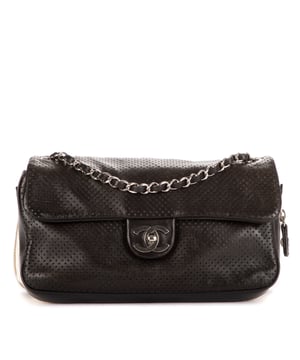 Chanel Bolsas Baseball Spirit Single Flap  Bolso bandolera en Negro Piel de becerro y Plata hardware. El producto esta en Perfectas Condiciones (AA).
  Dimensiones: 25x14x7 cm 
  Accesorios incluidos: Sticker; Card
  
  BrandCo Paris encuentra artículos raros y en las mejores condiciones a precios increíbles. ¡Vale la pena tener paciencia! Compra con confianza: todos los artículos de BrandCo Paris son seleccionados y autenticados cuidadosamente por nuestro equipo de expertos.
  Todos los artículos vienen con un certificado de autenticidad y un embalaje entregado por BrandCo Paris.
  Tabla de clasificación de la condición del artículo
  N (como nuevo)
  AA (perfecto estado)
  A (excelente estado)
  AB (muy buen estado)
  B (bueno/regular)