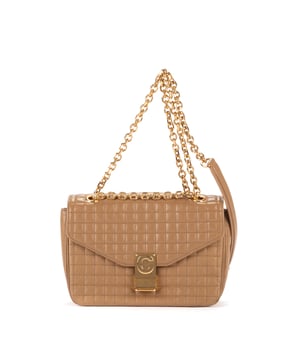 Celine Bolsas Crossbody Flap  Bolso bandolera en Marrón Piel de becerro y Oro hardware. El producto esta en Excelentes Condiciones (A).
  Dimensiones: 21x15.5x8 cm 
  Accesorios incluidos: Dustbag
  Notas de Exterior: Grietas ligeras
  BrandCo Paris encuentra artículos raros y en las mejores condiciones a precios increíbles. ¡Vale la pena tener paciencia! Compra con confianza: todos los artículos de BrandCo Paris son seleccionados y autenticados cuidadosamente por nuestro equipo de expertos.
  Todos los artículos vienen con un certificado de autenticidad y un embalaje entregado por BrandCo Paris.
  Tabla de clasificación de la condición del artículo
  N (como nuevo)
  AA (perfecto estado)
  A (excelente estado)
  AB (muy buen estado)
  B (bueno/regular)