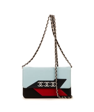 Chanel Bolsas Ltd. Ed. Airline WOC  Bolso bandolera en Negro Piel de becerro y Plata hardware. El producto esta en Excelentes Condiciones (A).
  Dimensiones: 19x12x4 cm 
  Accesorios incluidos: Sticker; Card; Dustbag
  
  BrandCo Paris encuentra artículos raros y en las mejores condiciones a precios increíbles. ¡Vale la pena tener paciencia! Compra con confianza: todos los artículos de BrandCo Paris son seleccionados y autenticados cuidadosamente por nuestro equipo de expertos.
  Todos los artículos vienen con un certificado de autenticidad y un embalaje entregado por BrandCo Paris.
  Tabla de clasificación de la condición del artículo
  N (como nuevo)
  AA (perfecto estado)
  A (excelente estado)
  AB (muy buen estado)
  B (bueno/regular)