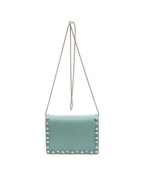 Valentino Tassen Flap Rockstud Wallet on Chain  Schoudertas in de Wintertaling Kalfsleer in de Goud  hardware. Het product is in In Uitstekende Staat (A).
  Afmetingen: 16.5x12x6 cm 
  Inclusief accessoires: 
  
  BrandCo Paris vindt zeldzame artikelen in de beste staat voor ongelooflijke prijzen. Het is de moeite waard om geduldig te zijn! Koop met vertrouwen: alle artikelen van BrandCo Paris worden zorgvuldig geselecteerd en geverifieerd door ons team van experts.

  Alle artikelen worden geleverd met een certificaat van echtheid en verpakt door BrandCo Paris.

  Classificatietabel voor de conditie van het artikel:

  N (als nieuw)
  AA (perfecte staat)
  A (uitstekende staat)
  AB (zeer goede staat)
  B (goede/redelijke staat)