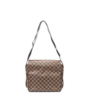 Louis Vuitton Taschen Naviglio  Umhängetasche und Braun Beschichtete Leinwand und Goldenes Messing hardware. Das Produkt ist auf in ausgezeichnetem Zustand (A).
  Abmessungen: 28x26x14 cm 
  Zubehör inklusive: None
  Äußere Hinweise: Leicht abgewetzte Klappe Canvas und untere Ecken
Innenhinweise: Leicht verfärbte Innenklappe
  BrandCo Paris hat seltene Artikel und die besten Konditionen zu unglaublichen Preisen vorgestellt. Geduld lohnt sich! Kaufen Sie mit Vertrauen: Alle Artikel von BrandCo Paris sind von unserem Expertenteam ausgewählt und authentisch.
  Alle Artikel enthalten ein Echtheitszertifikat und wurden von BrandCo Paris übernommen.
  Tabelle zur Klassifizierung des Artikelzustands
  N (wie neu)
  AA (perfekter Zustand)
  A (ausgezeichneter Zustand)
  AB (sehr guter Zustand)
  B (gut/mittelmäßig)