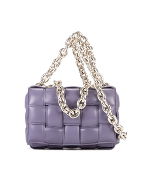 Bottega Veneta Bolsas Cassette Flap Chain Maxi Bolso bandolera en Lavanda Piel de becerro y Metal plateado hardware. El producto esta en Perfectas Condiciones (AA).
  Dimensiones: 24x18x8 cm 
  Accesorios incluidos: Dustbag
  
  BrandCo Paris encuentra artículos raros y en las mejores condiciones a precios increíbles. ¡Vale la pena tener paciencia! Compra con confianza: todos los artículos de BrandCo Paris son seleccionados y autenticados cuidadosamente por nuestro equipo de expertos.
  Todos los artículos vienen con un certificado de autenticidad y un embalaje entregado por BrandCo Paris.
  Tabla de clasificación de la condición del artículo
  N (como nuevo)
  AA (perfecto estado)
  A (excelente estado)
  AB (muy buen estado)
  B (bueno/regular)
