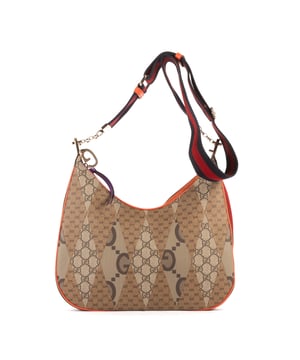 Gucci Bolsas Medium Attache  Bolso bandolera en Beige/Rojo/Verde/Azul Lona recubierta y Oro hardware. El producto esta en Perfectas Condiciones (AA).
  Dimensiones: 33x21x4.5 cm 
  Accesorios incluidos: 2 Straps; Dustbag; Booklet
  
  BrandCo Paris encuentra artículos raros y en las mejores condiciones a precios increíbles. ¡Vale la pena tener paciencia! Compra con confianza: todos los artículos de BrandCo Paris son seleccionados y autenticados cuidadosamente por nuestro equipo de expertos.
  Todos los artículos vienen con un certificado de autenticidad y un embalaje entregado por BrandCo Paris.
  Tabla de clasificación de la condición del artículo
  N (como nuevo)
  AA (perfecto estado)
  A (excelente estado)
  AB (muy buen estado)
  B (bueno/regular)