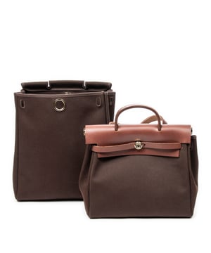 Hermès Bolsas Herbag A Dos PM Bolso bandolera en Marrón Lienzo y Oro hardware. El producto esta en Excelentes Condiciones (A).
  Dimensiones: 28x27x11 cm 
  Accesorios incluidos: Cadenas; Key in Clochette; Stopper; Interchangeable Bag; Pochon; Dustbag
  Notas de Exterior: Ligeros arañazos en el cuero, Ligeras marcas de suciedad
  BrandCo Paris encuentra artículos raros y en las mejores condiciones a precios increíbles. ¡Vale la pena tener paciencia! Compra con confianza: todos los artículos de BrandCo Paris son seleccionados y autenticados cuidadosamente por nuestro equipo de expertos.
  Todos los artículos vienen con un certificado de autenticidad y un embalaje entregado por BrandCo Paris.
  Tabla de clasificación de la condición del artículo
  N (como nuevo)
  AA (perfecto estado)
  A (excelente estado)
  AB (muy buen estado)
  B (bueno/regular)