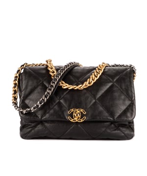 Chanel Tassen Classic 19 Flap Maxi Schoudertas in de Zwart Kalfsleer in de Zilver/Goud/Palladium  hardware. Het product is in In Perfecte Staat (AA).
  Afmetingen: 24x26x10 cm 
  Inclusief accessoires: Sticker; Card; Booklet with Dustbag
  Opmerkingen over de hardware: Verkleurd
  BrandCo Paris vindt zeldzame artikelen in de beste staat voor ongelooflijke prijzen. Het is de moeite waard om geduldig te zijn! Koop met vertrouwen: alle artikelen van BrandCo Paris worden zorgvuldig geselecteerd en geverifieerd door ons team van experts.

  Alle artikelen worden geleverd met een certificaat van echtheid en verpakt door BrandCo Paris.

  Classificatietabel voor de conditie van het artikel:

  N (als nieuw)
  AA (perfecte staat)
  A (uitstekende staat)
  AB (zeer goede staat)
  B (goede/redelijke staat)