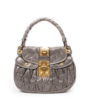 Miu Miu Taschen Small Coffer Double Pocket Hobo  Umhängetasche und Grau Kalbsleder und Gold hardware. Das Produkt ist auf in ausgezeichnetem Zustand (A).
  Abmessungen: 29x23x8.5 cm 
  Zubehör inklusive: Strap; Keys in Clochette
  Äußere Hinweise: Leicht verfärbte Außenkarosserie, Leichte Kratzer an der Außenkarosserie
Hinweise zu Riemen/Griff: Leicht verfärbt
  BrandCo Paris hat seltene Artikel und die besten Konditionen zu unglaublichen Preisen vorgestellt. Geduld lohnt sich! Kaufen Sie mit Vertrauen: Alle Artikel von BrandCo Paris sind von unserem Expertenteam ausgewählt und authentisch.
  Alle Artikel enthalten ein Echtheitszertifikat und wurden von BrandCo Paris übernommen.
  Tabelle zur Klassifizierung des Artikelzustands
  N (wie neu)
  AA (perfekter Zustand)
  A (ausgezeichneter Zustand)
  AB (sehr guter Zustand)
  B (gut/mittelmäßig)