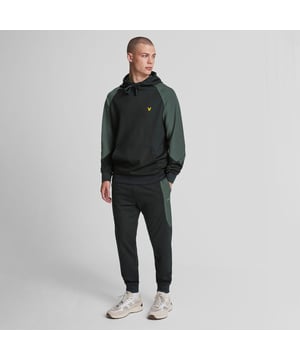 Stijlvol, comfortabel en veelzijdig is deze zwarte colour block trainingsbroek voor heren van Lyle & Scott perfect voor elke casual gelegenheid. Het effen ontwerp en de middelste taille zorgen voor een strakke en moderne look. De enkellengte zorgt voor een flatterende pasvorm terwijl je er toch makkelijk in kunt bewegen. Deze trainingsbroek is gemaakt van hoogwaardige materialen en gaat lang mee. Perfect voor training of loungen en een must-have aanvulling op je garderobe.