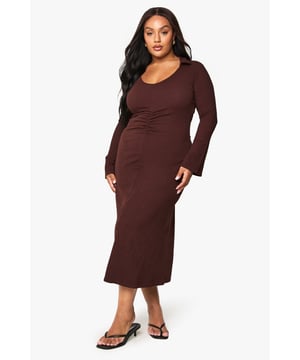 Flattering ribbed jersey midikleid with elegant scoop neckline
        Sophisticated ruched detailing at the bust for a figure-enhancing silhouette
        Long sleeves with clean-finished cuffs for added comfort
        Midi length design falling gracefully below the knee
        Versatile fit that gently skims the body's natural curves
    
    This ribbed jersey midikleid from Boohoo combines comfort with contemporary style for your everyday wardrobe. The thoughtful ruched detailing at the bust creates a flattering focal point, whilst the midi length offers versatility for various occasions. Style with strappy heels and a compact handbag for family gatherings, or dress down with white trainers and an oversized denim jacket for weekend brunches. The long sleeves make this piece ideal for transitional weather, whilst the stretchy ribbed fabric ensures all-day comfort without compromising on style. Perfect for those moments when you want to look put-together with minimal effort - simply accessorise with delicate jewellery to customise your look for any casual event.