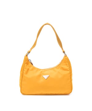 Prada Taschen Vintage Mini Zip Hobo  Handtasche und Hellorange Leinwand und Silber hardware. Das Produkt ist auf in ausgezeichnetem Zustand (A).
  Abmessungen: 21x19x8 cm 
  Zubehör inklusive: None
  Äußere Hinweise: Leicht verfärbt
Hinweise zu Riemen/Griff: Leicht verfärbt
  BrandCo Paris hat seltene Artikel und die besten Konditionen zu unglaublichen Preisen vorgestellt. Geduld lohnt sich! Kaufen Sie mit Vertrauen: Alle Artikel von BrandCo Paris sind von unserem Expertenteam ausgewählt und authentisch.
  Alle Artikel enthalten ein Echtheitszertifikat und wurden von BrandCo Paris übernommen.
  Tabelle zur Klassifizierung des Artikelzustands
  N (wie neu)
  AA (perfekter Zustand)
  A (ausgezeichneter Zustand)
  AB (sehr guter Zustand)
  B (gut/mittelmäßig)
