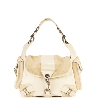 Dior Tassen Rebelle Top Handle  Handtas in de Wit Kalfsleer in de Zilver  hardware. Het product is in In Zeer Goede Staat (AB).
  Afmetingen: 30x23x12 cm 
  Inclusief accessoires: Dustbag; Booklet
  Opmerkingen over de buitenkant: Zwarte vlek op suède
Opmerkingen over de binnenkant: Verkleuring Suède
Opmerkingen over de hardware: Verkleurd metaal
Opmerkingen over de band/het handvat: Gebarsten leer
  BrandCo Paris vindt zeldzame artikelen in de beste staat voor ongelooflijke prijzen. Het is de moeite waard om geduldig te zijn! Koop met vertrouwen: alle artikelen van BrandCo Paris worden zorgvuldig geselecteerd en geverifieerd door ons team van experts.

  Alle artikelen worden geleverd met een certificaat van echtheid en verpakt door BrandCo Paris.

  Classificatietabel voor de conditie van het artikel:

  N (als nieuw)
  AA (perfecte staat)
  A (uitstekende staat)
  AB (zeer goede staat)
  B (goede/redelijke staat)