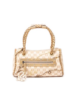 Loewe Bolsas Braided Handle Zip Tote  Bolso en Beige/Dorado Lienzo y Plata hardware. El producto esta en Excelentes Condiciones (A).
  Dimensiones: 26x13x9 cm 
  Accesorios incluidos: Handle Strap
  
  BrandCo Paris encuentra artículos raros y en las mejores condiciones a precios increíbles. ¡Vale la pena tener paciencia! Compra con confianza: todos los artículos de BrandCo Paris son seleccionados y autenticados cuidadosamente por nuestro equipo de expertos.
  Todos los artículos vienen con un certificado de autenticidad y un embalaje entregado por BrandCo Paris.
  Tabla de clasificación de la condición del artículo
  N (como nuevo)
  AA (perfecto estado)
  A (excelente estado)
  AB (muy buen estado)
  B (bueno/regular)