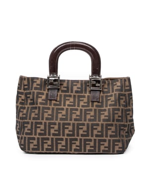 Fendi Bolsas Medium Open Handbag  Bolso en Tabaco/Marrón Lienzo y Plata hardware. El producto esta en Excelentes Condiciones (A).
  Dimensiones: 30x21x11 cm 
  Accesorios incluidos: None
  Notas de Interior: Código de producción ilegible debido al desvanecimiento
  BrandCo Paris encuentra artículos raros y en las mejores condiciones a precios increíbles. ¡Vale la pena tener paciencia! Compra con confianza: todos los artículos de BrandCo Paris son seleccionados y autenticados cuidadosamente por nuestro equipo de expertos.
  Todos los artículos vienen con un certificado de autenticidad y un embalaje entregado por BrandCo Paris.
  Tabla de clasificación de la condición del artículo
  N (como nuevo)
  AA (perfecto estado)
  A (excelente estado)
  AB (muy buen estado)
  B (bueno/regular)