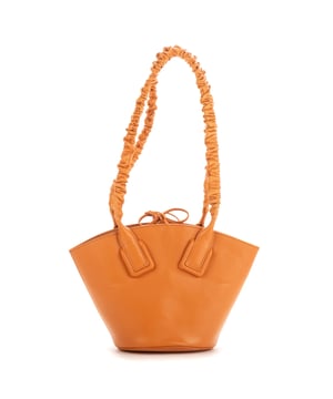 Bottega Veneta Bolsas Basket  Bolso en Marrón Piel de becerro y Oro hardware. El producto esta en Perfectas Condiciones (AA).
  Dimensiones: 15x19x11 cm 
  Accesorios incluidos: Dustbag
  
  BrandCo Paris encuentra artículos raros y en las mejores condiciones a precios increíbles. ¡Vale la pena tener paciencia! Compra con confianza: todos los artículos de BrandCo Paris son seleccionados y autenticados cuidadosamente por nuestro equipo de expertos.
  Todos los artículos vienen con un certificado de autenticidad y un embalaje entregado por BrandCo Paris.
  Tabla de clasificación de la condición del artículo
  N (como nuevo)
  AA (perfecto estado)
  A (excelente estado)
  AB (muy buen estado)
  B (bueno/regular)