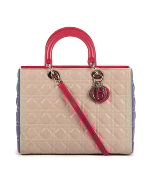 Dior Bolsas Lady Large Bolso en Marfil/Rojo/Azul Piel de becerro y Plata hardware. El producto esta en Excelentes Condiciones (A).
  Dimensiones: 32x25x11 cm 
  Accesorios incluidos: Strap
  
  BrandCo Paris encuentra artículos raros y en las mejores condiciones a precios increíbles. ¡Vale la pena tener paciencia! Compra con confianza: todos los artículos de BrandCo Paris son seleccionados y autenticados cuidadosamente por nuestro equipo de expertos.
  Todos los artículos vienen con un certificado de autenticidad y un embalaje entregado por BrandCo Paris.
  Tabla de clasificación de la condición del artículo
  N (como nuevo)
  AA (perfecto estado)
  A (excelente estado)
  AB (muy buen estado)
  B (bueno/regular)