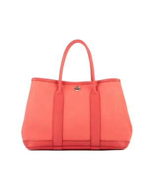 Hermès Bolsas Garden Party 30 Bolso en Rosa Piel de becerro y Plata hardware. El producto esta en Excelentes Condiciones (A).
  Dimensiones: 30x20x13.5 cm 
  Accesorios incluidos: None
  Notas de Interior: Logotipo parcialmente descolorido
Notas de Hardware: Arañazos
Notas de la correa/asa: Mangos ligeramente oscuros
  BrandCo Paris encuentra artículos raros y en las mejores condiciones a precios increíbles. ¡Vale la pena tener paciencia! Compra con confianza: todos los artículos de BrandCo Paris son seleccionados y autenticados cuidadosamente por nuestro equipo de expertos.
  Todos los artículos vienen con un certificado de autenticidad y un embalaje entregado por BrandCo Paris.
  Tabla de clasificación de la condición del artículo
  N (como nuevo)
  AA (perfecto estado)
  A (excelente estado)
  AB (muy buen estado)
  B (bueno/regular)
