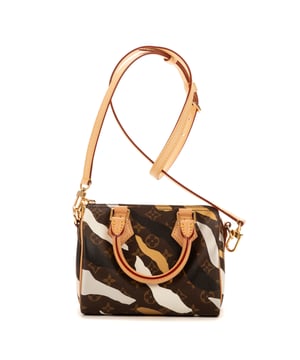 Louis Vuitton Tassen Ltd. Ed. League of Legends Speedy Bandouliere 20 Handtas in de Bruin Gecoat canvas in de Gouden Messing  hardware. Het product is in In Perfecte Staat (AA).
  Afmetingen: 20x14x10 cm 
  Inclusief accessoires: Strap; Dustbag; Box
  
  BrandCo Paris vindt zeldzame artikelen in de beste staat voor ongelooflijke prijzen. Het is de moeite waard om geduldig te zijn! Koop met vertrouwen: alle artikelen van BrandCo Paris worden zorgvuldig geselecteerd en geverifieerd door ons team van experts.

  Alle artikelen worden geleverd met een certificaat van echtheid en verpakt door BrandCo Paris.

  Classificatietabel voor de conditie van het artikel:

  N (als nieuw)
  AA (perfecte staat)
  A (uitstekende staat)
  AB (zeer goede staat)
  B (goede/redelijke staat)
